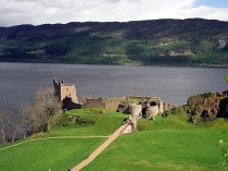 Nessie contre les éoliennes terrestres