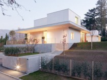Une villa minimaliste transpercée par la lumière