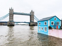 Une maison bleue flotte sur la Tamise