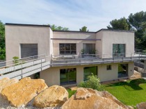 Une maison passive érigée dans la roche ...