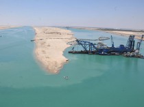 Les travaux d'élargissement du canal de Suez ...