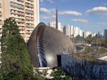 Une cathédrale se loge dans une double coque en ...