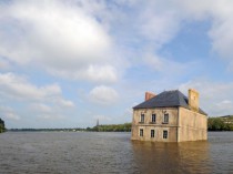 Une maison comme une épave échouée en plein ...