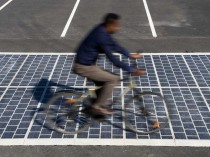 Une route pavée de capteurs solaires