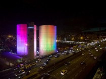 Des silos cimentiers colorés par une aurore ...