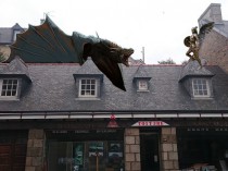 Un dragon cuivré (Game of) trône sur un toit ...