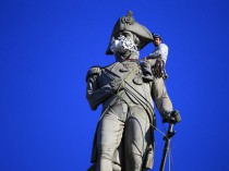Des statues londoniennes muselées par des masques ...