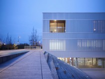 Parvis en bois et peau métallique pour une mairie ...