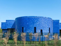 Une crèche bardée de tuiles céramiques bleues