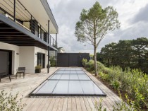 Un abri de piscine escamotable dans la terrasse