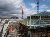 Les gravats de la Samaritaine prennent la Seine