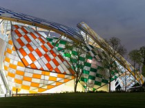 Une robe multicolore pour la Fondation Vuitton