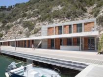 Une maison de pêcheurs mariée à la falaise ...