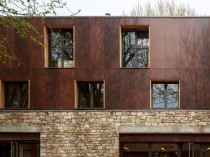 Un bâtiment technique en bois inséré dans une ...