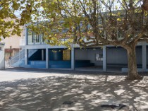 Un "rocher robuste" en béton pour une cantine ...