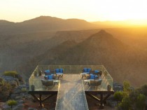 Un hôtel de luxe sculpté au sommet d'un canyon ...