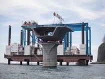 La méga-barge accélère sur le chantier de la ...