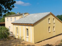 Une extension bois imite une maison traditionnelle ...