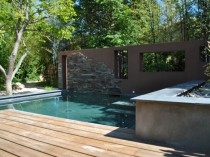 Une piscine biologique comme une rivière dans son ...