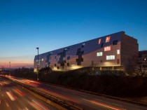 Près de l'Autoroute A6, un bâtiment se couvre ...