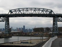 Spectaculaire démolition d'un pont par explosifs ...