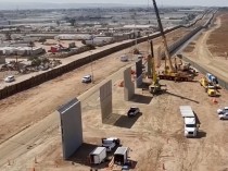 Une partie du mur frontalier de Trump s'effondre ...