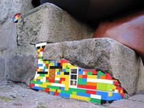 Des Lego pour combler les trous dans les murs