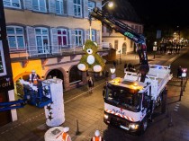 Une grue électrique pour installer les ...