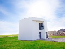 Une maison ronde à la façade ondulée