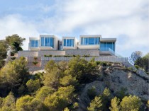 Une villa où bois et béton se confondent