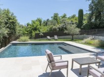 Une piscine à débordement sous le soleil ...