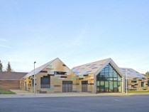 Une école semblable à des petites maisons de ...