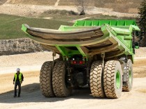 Cet énorme dumper vert roule grâce à des ...