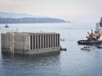 Le premier caisson de béton de l'extension en mer ...