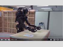 Un robot humanoïde capable de poser des plaques ...