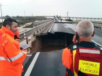 Effondrement partiel d'un pont autoroutier en ...