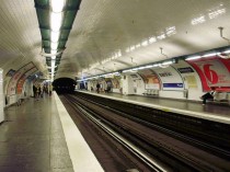 Dans le métro, il fait si chaud qu'on peut ...