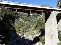 Plutôt petit pont de bois ou fin pont de béton ...