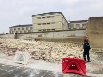 Un mur d'enceinte de la prison de Poissy ...