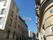 En plein Paris, une grue menace de tomber