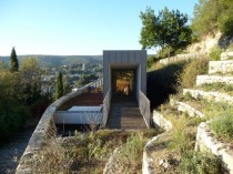 Cette maison joue à cache-cache sur les hauteurs ...