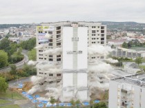 Une tour de 48 mètres foudroyée en six secondes ...