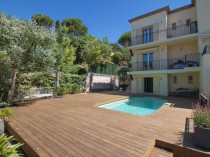 Une terrasse en bois se dore la pilule sur la ...