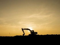 Un réseau de vol d'engins de chantier vient ...