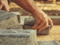 En avril, le bâtiment a un peu moins souffert du ...