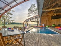 Un abri en bois ferme un hangar pour une piscine ...