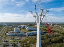 Les pylônes du téléphérique urbain se dressent ...