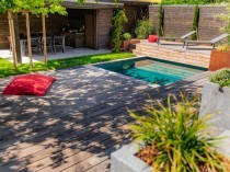 Terrasse en bois et mini piscine pour réchauffer ...