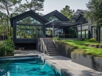 Une audacieuse maison en bois noir, qui cultive ...