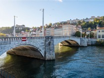 A Lyon, le pont Bonaparte reliant Bellecour à ...